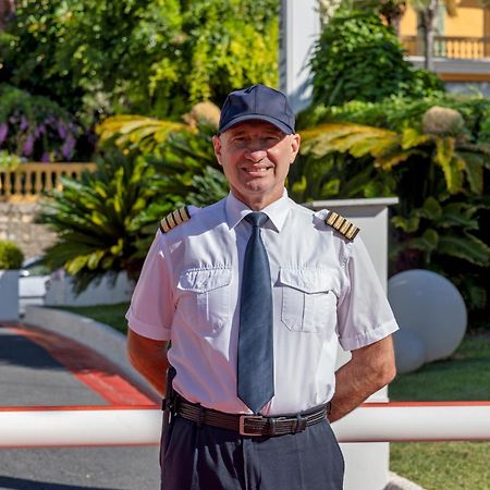 Miramare The Palace Resort Sanremo Exterior foto A security guard in a gated community